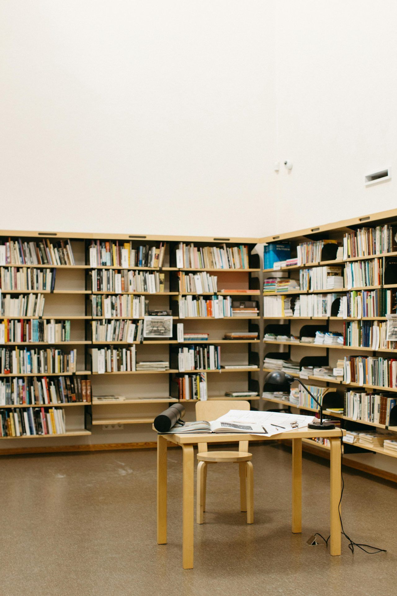 Lesetisch in einer Bibliothek
